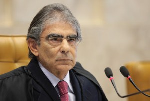 Ministro Ayres Britto - STF reconhece "ente familiar". O que não impede que o Legislativo defina o que é "família"...